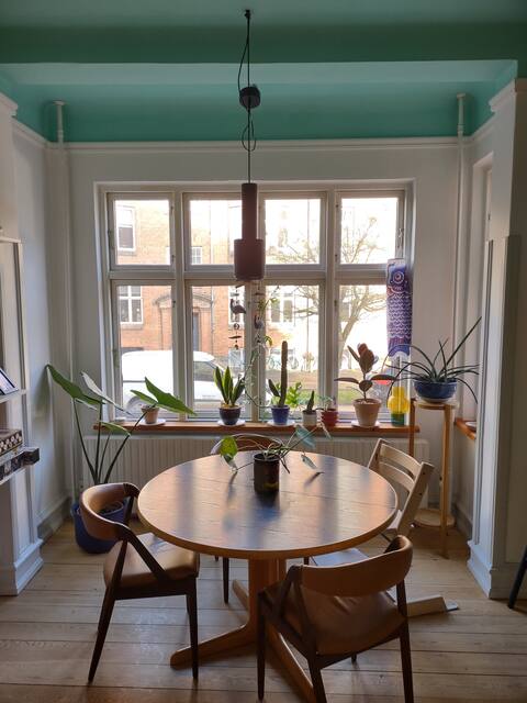 Central colorful family apartment close to center