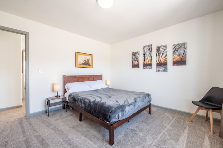 4. Schlafzimmer - Queensize-Doppelbett & begehbarer Kleiderschrank. Blick auf den South Table Mountain.