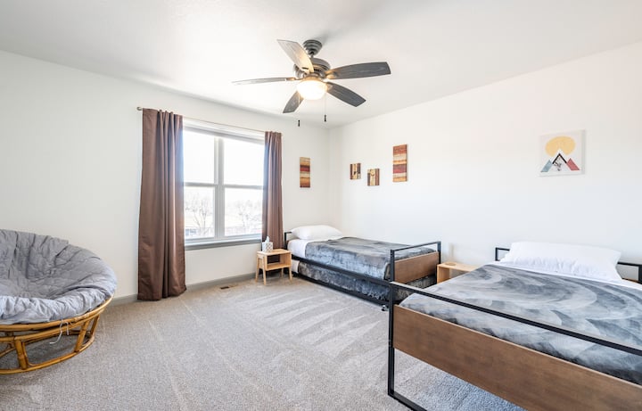 3. Schlafzimmer - 3 Einzelbetten (1 Ausziehbett) & Papasan Chair.