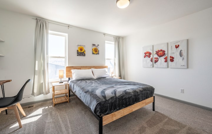 2. Schlafzimmer - Queensize-Doppelbett mit angeschlossenem Jack & Jill-Badezimmer. Blick auf den Green Mountain.