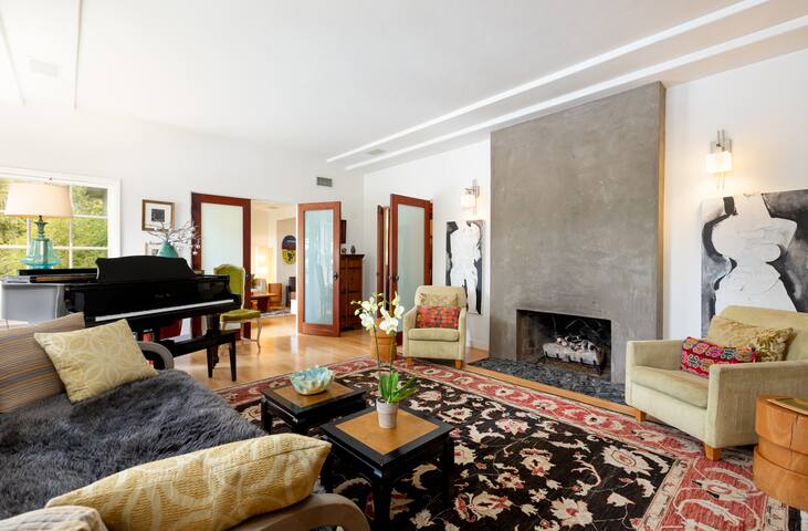 Santa Monica Beach House 10 minute walk to Sand gallery image 3