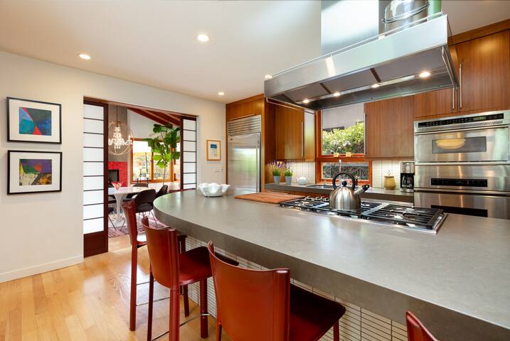 Santa Monica Beach House 10 minute walk to Sand gallery image 4