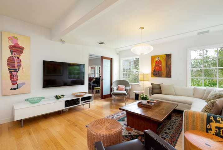 Santa Monica Beach House 10 minute walk to Sand gallery image 2