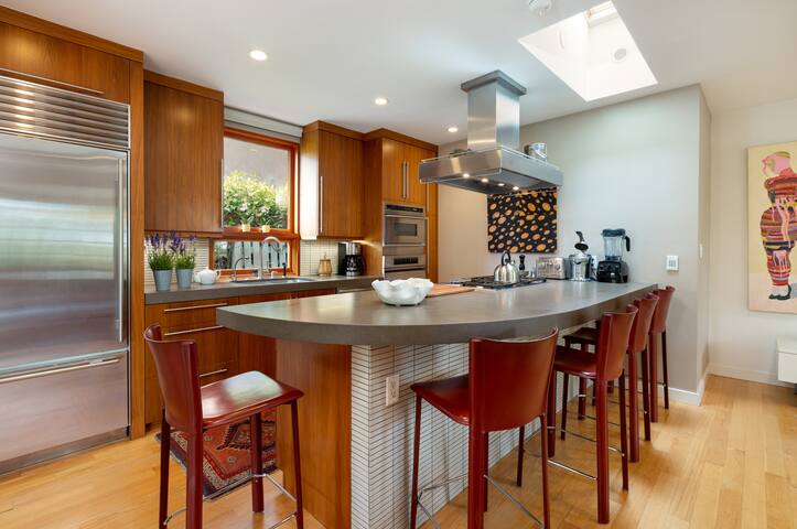 Santa Monica Beach House 10 minute walk to Sand gallery image 5