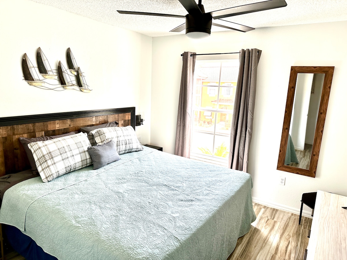 Enjoy your time away in this spacious guest room with a beautiful King bed. No need to be lucky enough to have chosen the Master Suite; the Lake Berkely Poolside Villa boasts two King beds for your convenience!