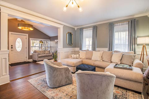 Luxurious Historical Downtown Home w/Hot Tub