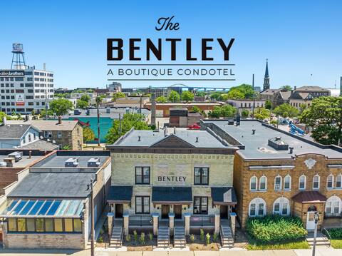 The Bentley | Sleeps 22 | Garage & Yard | Downtown