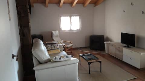 Anuncio de Airbnb popular: A nice house in a rural setting with a fireplace. en Araba/álava