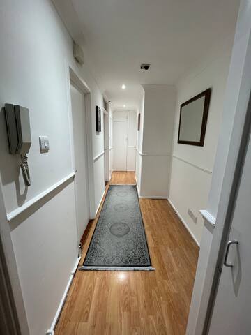 Luxurious 2 Bed Apartment in Shoreditch! gallery image 2