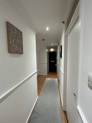 Luxurious 2 Bed Apartment in Shoreditch! gallery image 3