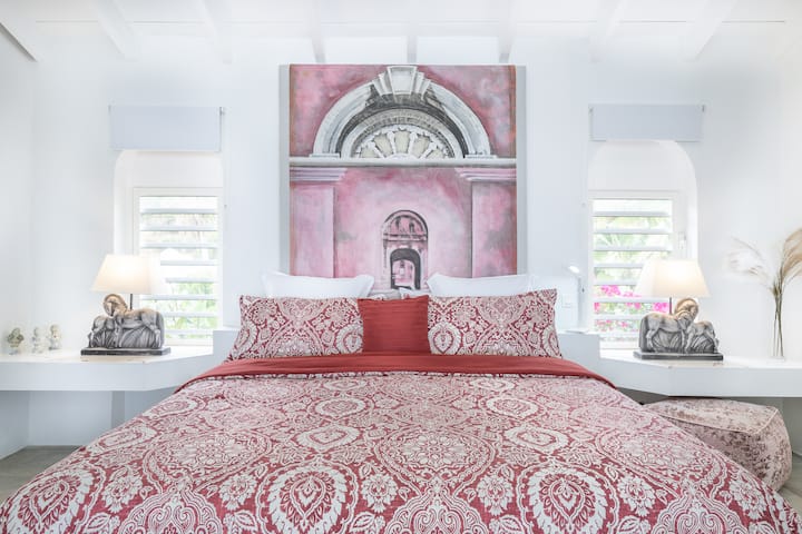 Master Bedroom with Tasteful Chosen Barock Ornaments.