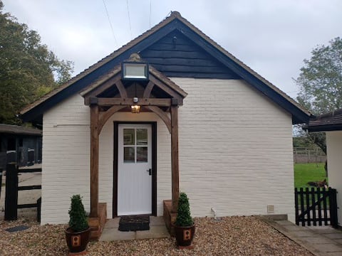 Cute 1 bedroom cottage in countryside.