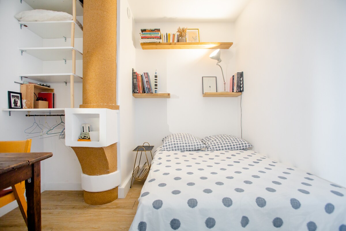 Собата со вентилација и два мали прозорци кои се отвораат кон станот