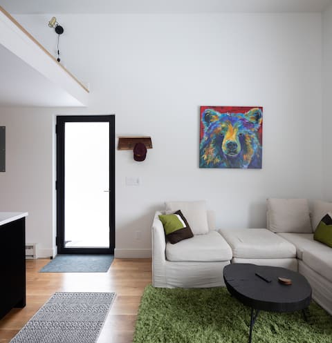 Popular Airbnb listing: 1-bedroom mountain guesthouse in Fraser