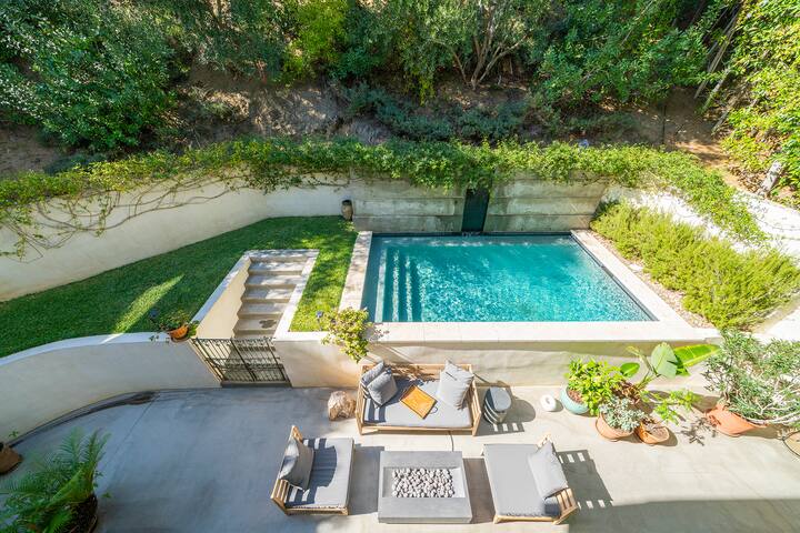 Luxury Oasis in Hollywood Hills with Pool gallery image 2
