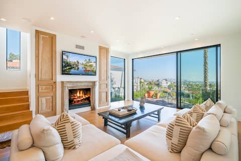 Top performing Airbnb: Top 5% Home. Luxe Oasis in Hollywood Hills w/ Pool in Hollywood Hills West