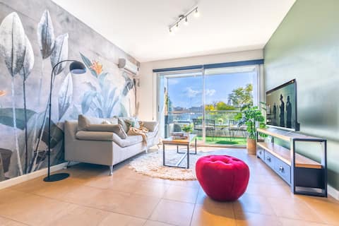 Popular Airbnb listing: Deluxe 1 BR with Lake View | Puerto Madero in Puerto Madero