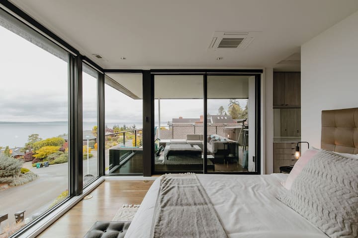 Stunning Panoramic Views Hot Tub Modern 4BR Home gallery image 2