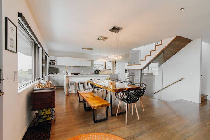 Stunning Panoramic Views Hot Tub Modern 4BR Home gallery image 3