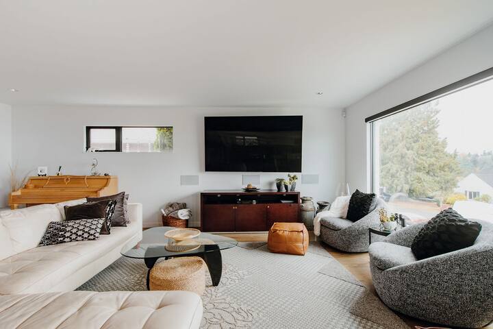 Stunning Panoramic Views Hot Tub Modern 4BR Home gallery image 4