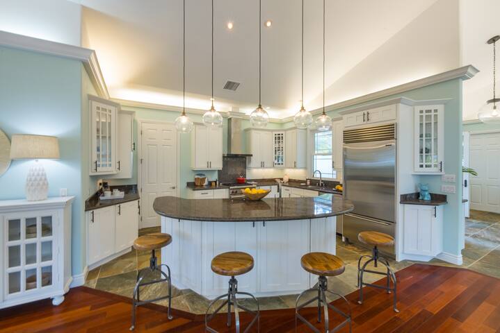 Stylish, private home – Steps to Kailua Beach! gallery image 2