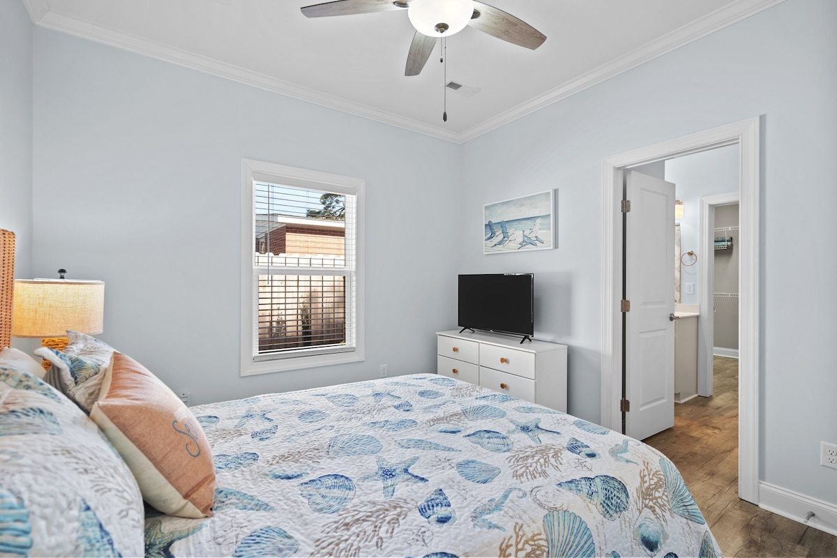 The primary bedroom features a queen bed with a super comfortable memory foam mattress.  A 40" Roku TV allows you to watch your shows by signing in with your own account. We also have Spectrum Live TV.  This room has an en-suite bathroom.