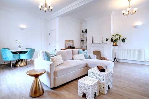 Successful Airbnb property: 2BR Town Centre: Balcony, 2.5 Bath, free Parking in Trowse With Newton
