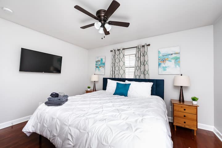 Chambre principale avec lit King Size et demi-salle de bain