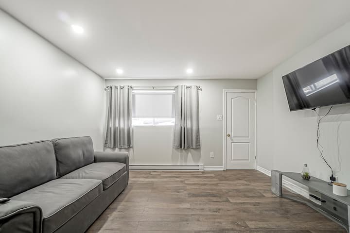 Appartement Adorable Avec Stationnement. - Laval, Canadá