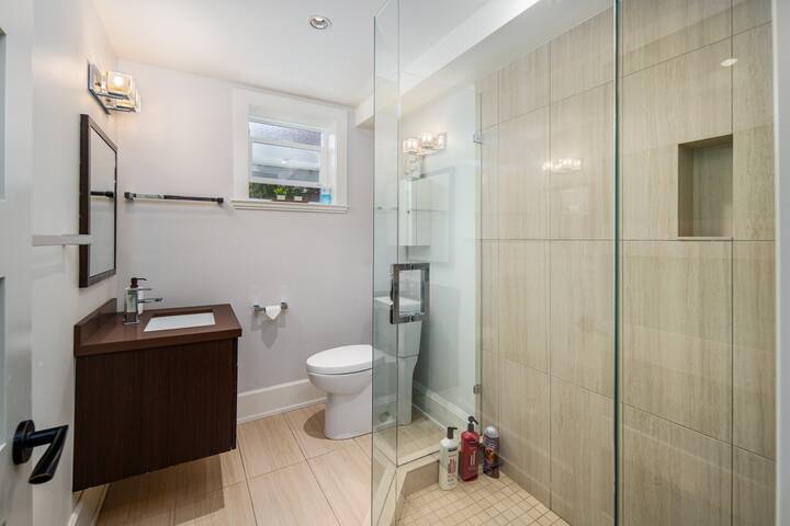 Entire 4-Bedroom Garden Level Suite Near UBC/YVR gallery image 5