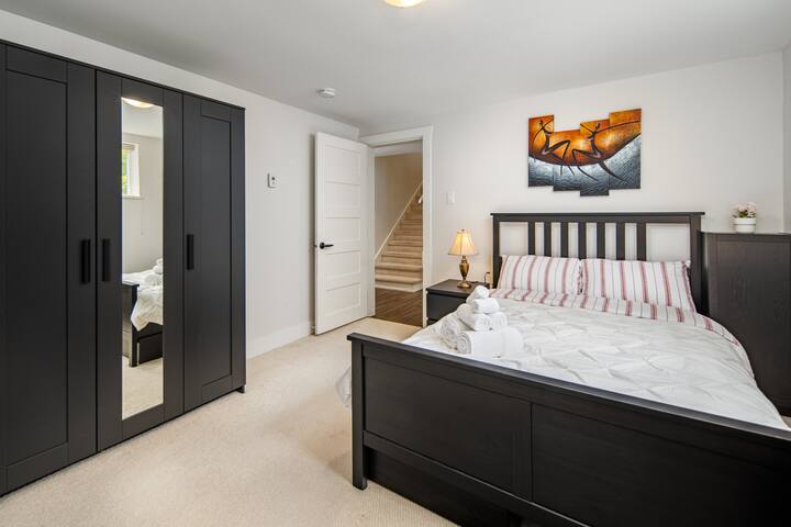 Entire 4-Bedroom Garden Level Suite Near UBC/YVR gallery image 4