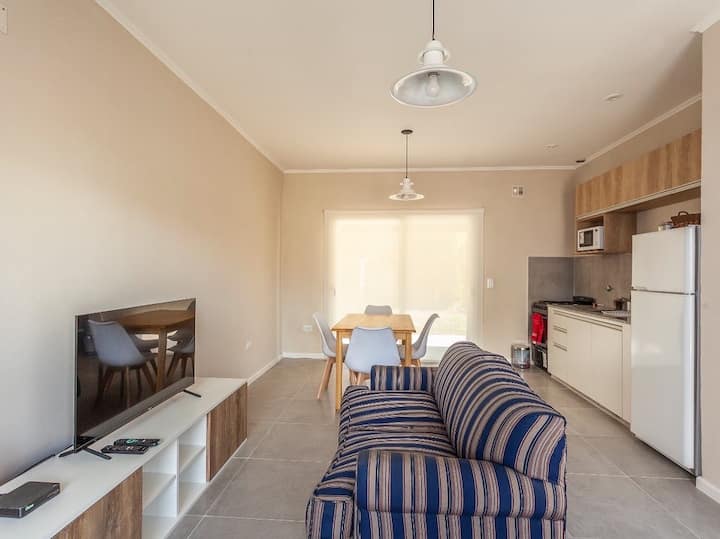 غرفة معيشة متكاملة، تدفق، مطبخ مجهز بثلاجة مع ثلاجة، ميكروويف، غلاية كهربائية، محمصة خبز، أواني مطبخ. 