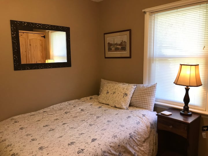 الكثير من الوسائد والبطانيات المريحة في جميع أنحاء المنزل. 