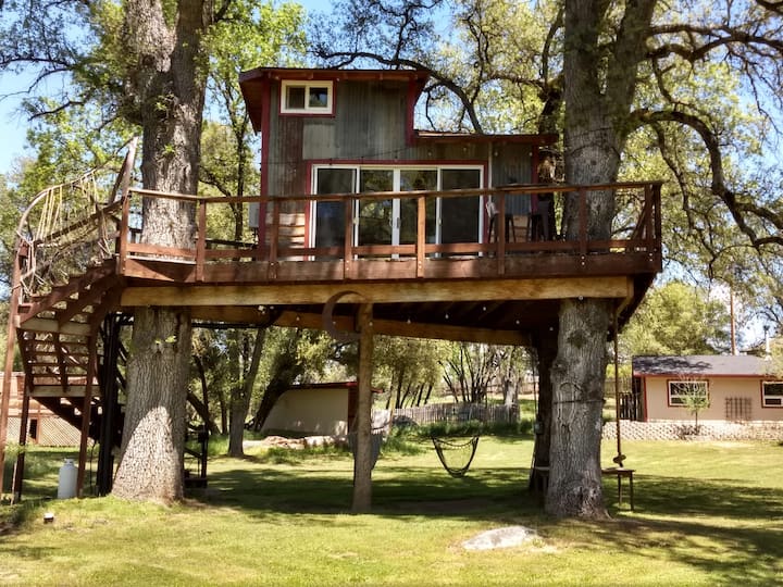 Hawks Rest near Yosemite Treehouses for Rent in Oakhurst, California