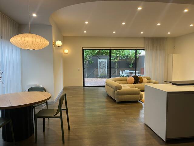Brighton Luxury Home Retreat. 300m to the Beach gallery image 2