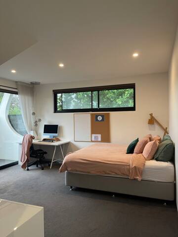 Brighton Luxury Home Retreat. 300m to the Beach gallery image 5