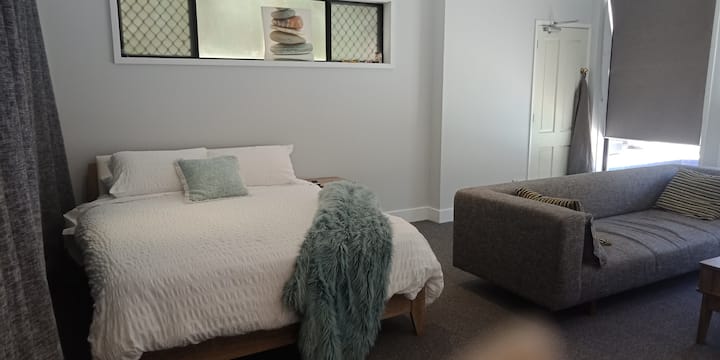 El dormitorio 5 funciona como sala de entretenimiento con TV de pantalla grande y sala de estar.  Esta habitación tiene un tocador y su propia entrada independiente a la zona de la piscina.  La vista más increíble con vistas a la piscina para despertar.