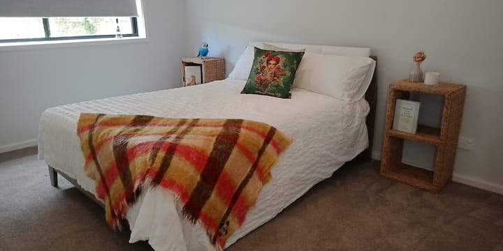 El dormitorio 2 es un poco complicado y tiene un Robe incorporado.