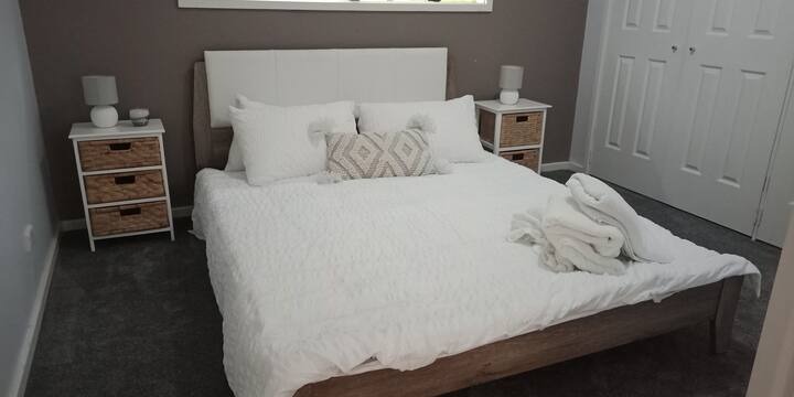 El dormitorio 4 tiene una cama tamaño queen y la más grande de Robe.  