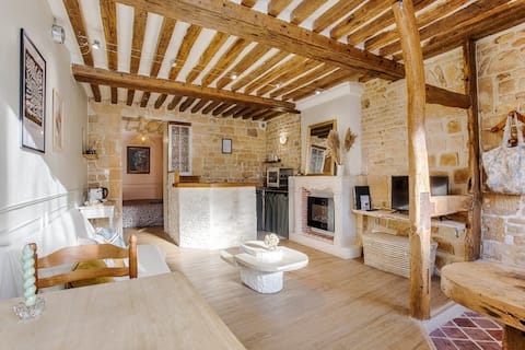 Popular Airbnb listing: L’Annexe - Charming 1 bedroom Historic Center in Caen