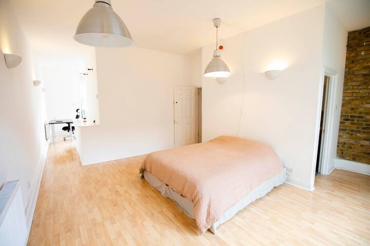 Designer Shoreditch Penthouse with Private Rooftop gallery image 4