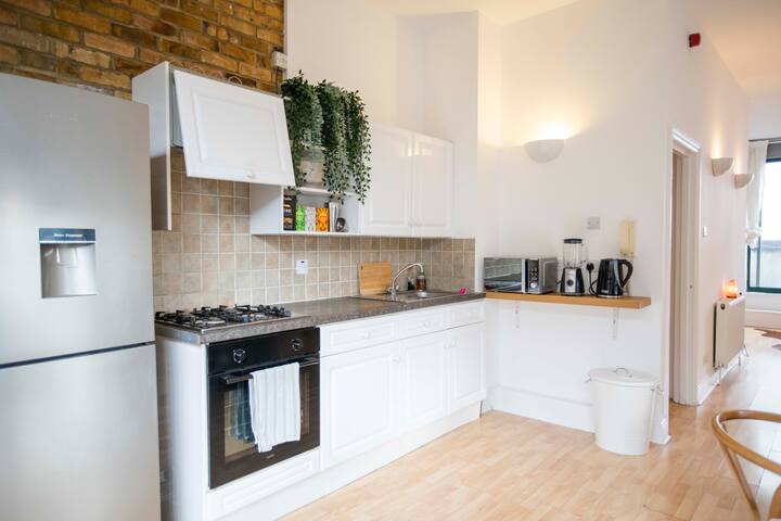 Designer Shoreditch Penthouse with Private Rooftop gallery image 3