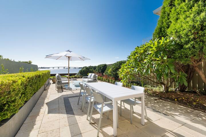 Panoramic views, 5-bedroom 5-bathroom Waterfront gallery image 3