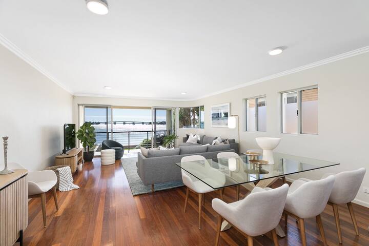 Panoramic views, 5-bedroom 5-bathroom Waterfront gallery image 4