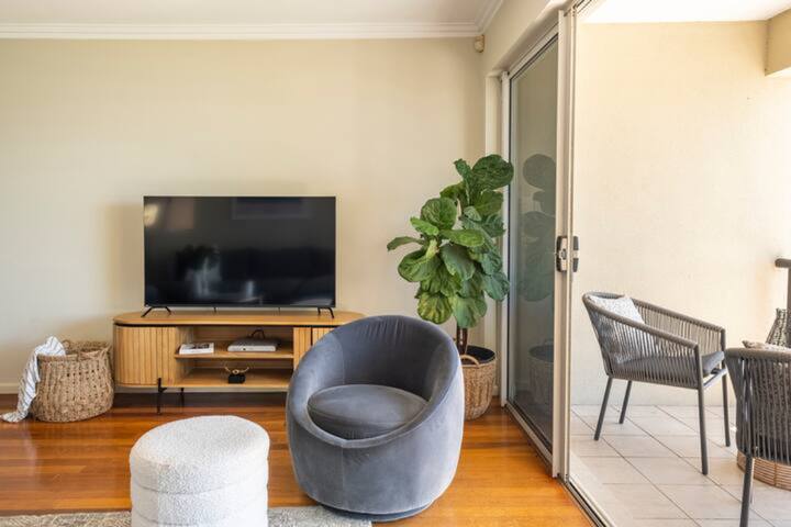 Panoramic views, 5-bedroom 5-bathroom Waterfront gallery image 5