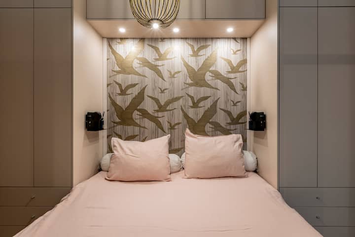 床尺寸为180 x 200 ，床周围有足够的壁橱空间。 墙纸来自Arte ，舒适的灯来自Foscarini Spokes。