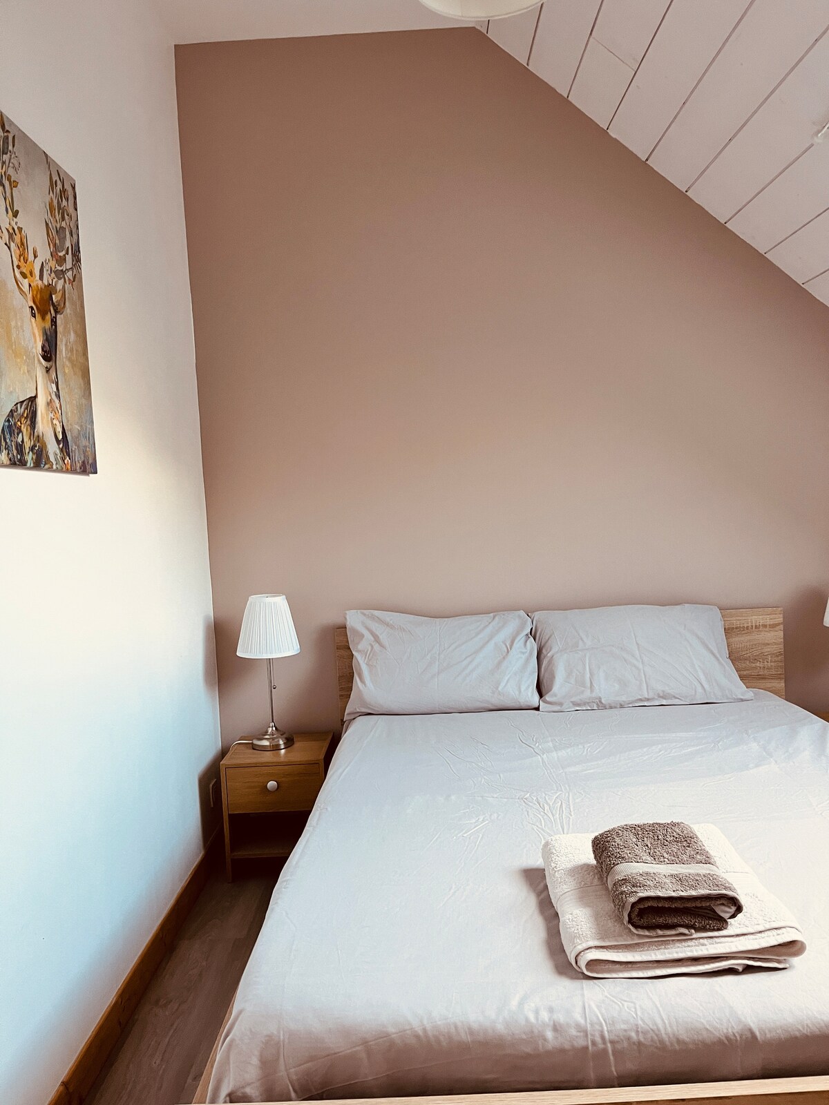 ห้องนอนเตียงใหญ่ชั้นแรก 