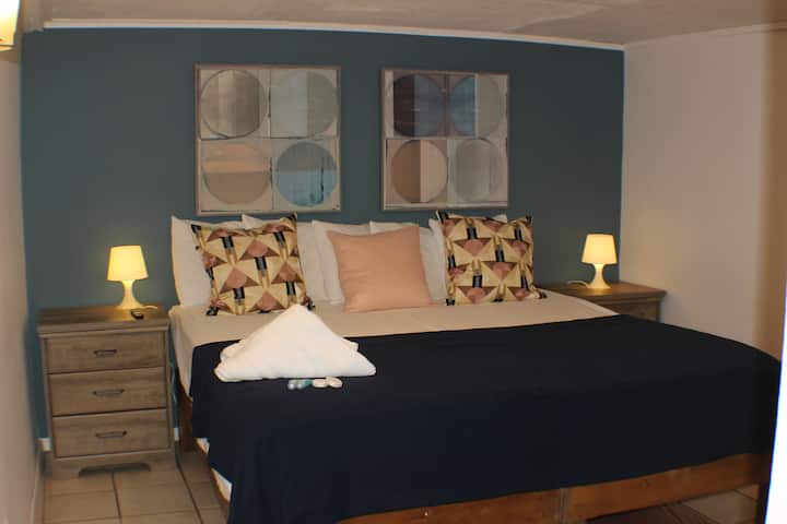 เติมพลังสำหรับการผจญภัยในวันถัดไปบนเตียงขนาดคิงไซส์ที่นุ่มสบายนี้!