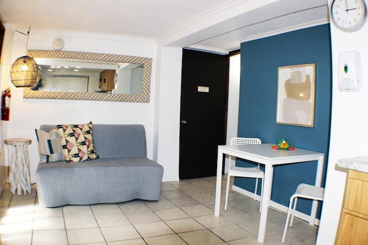 ห้องนั่งเล่นและห้องรับประทานอาหารพร้อมโซฟาฟูกฟูตองขนาดใหญ่