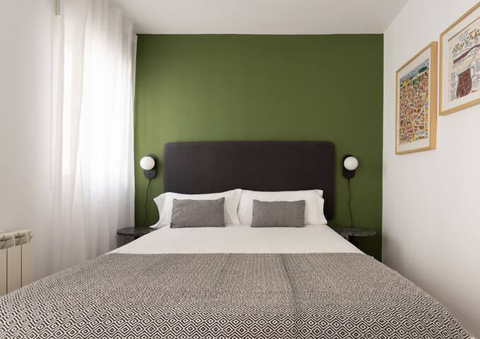 Calle Mayor, central, bright & spacious, AC, WiFi. gallery image 5